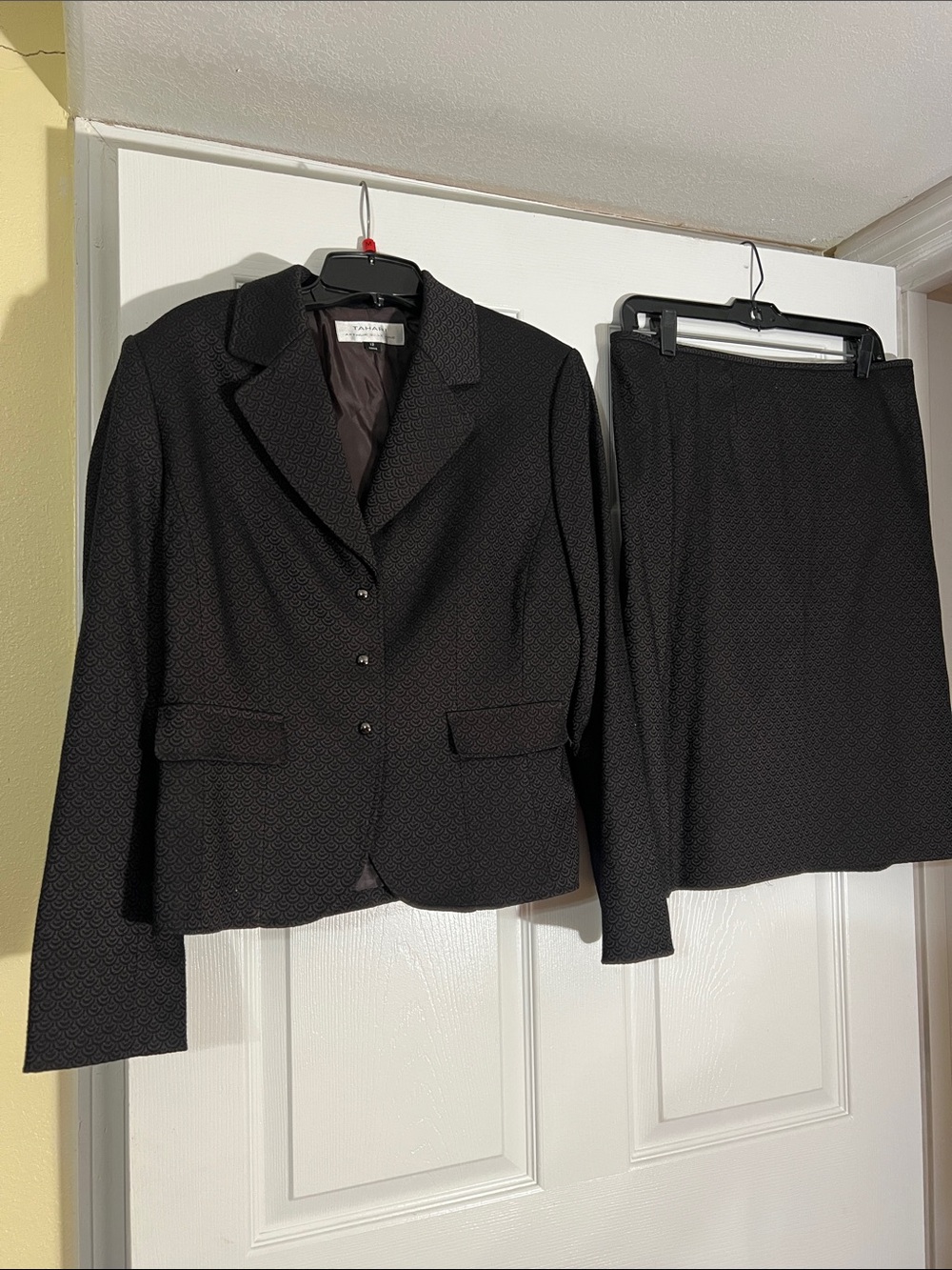 Tahari Black Women's Two-Piece Skirt Suit Set